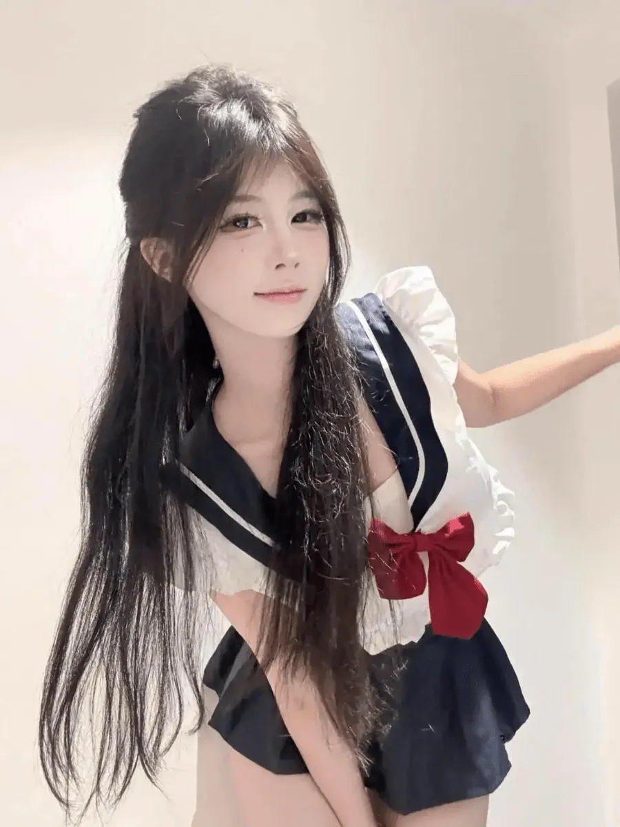 中森紫菜角色写真风格作品参考 深色水手风服装搭配长发造型的角色写真