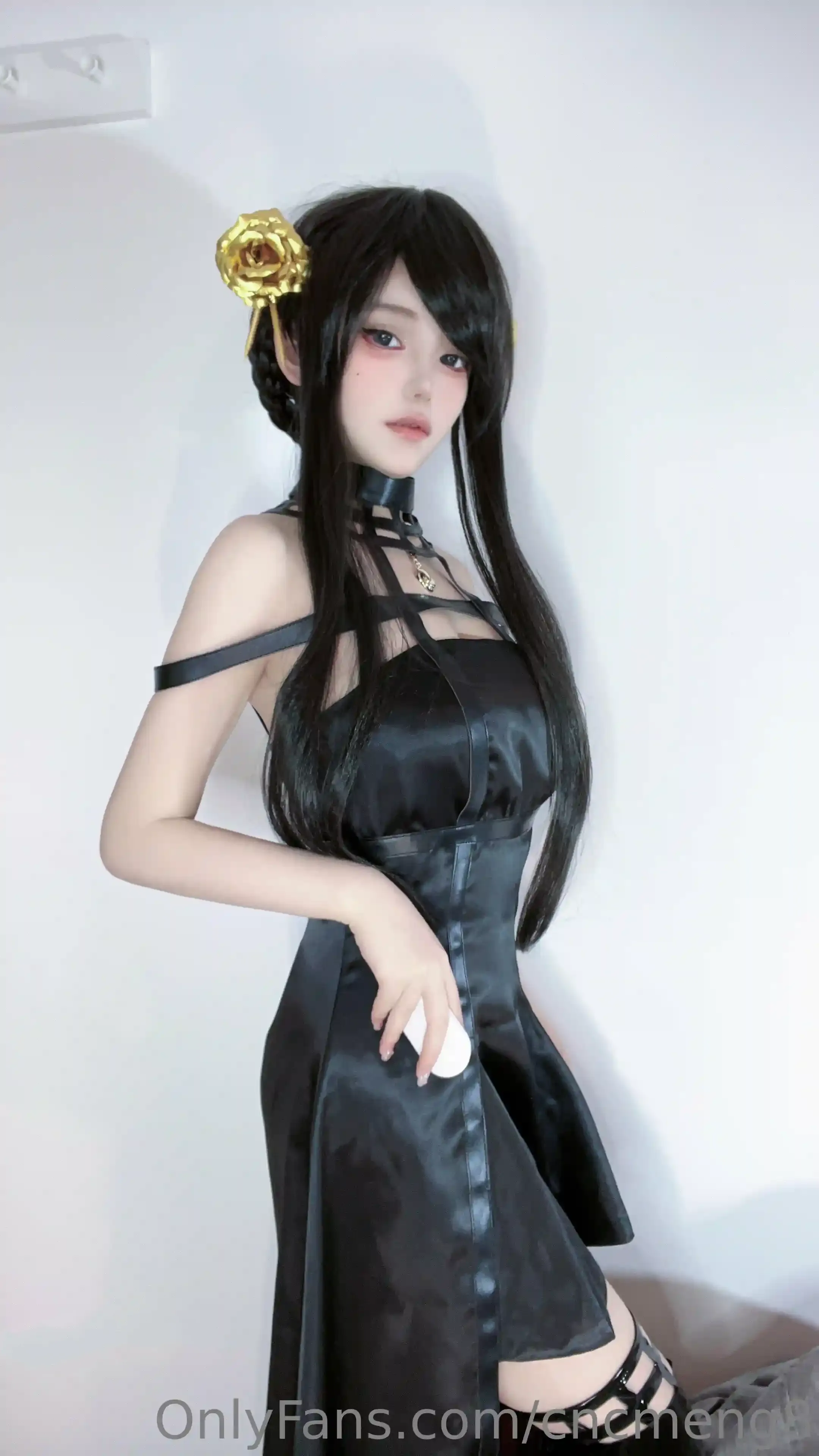 cncmeng欲梦角色扮演风格作品参考 黑色服装人物站立于简洁背景中的角色造型照片