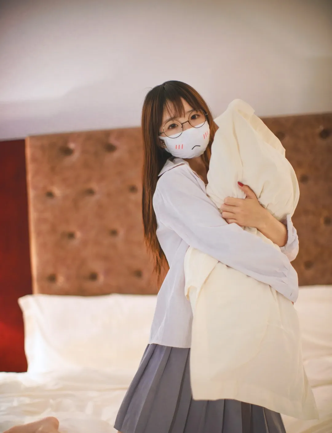 御子Yumiko cosplay视觉主题作品参考 白色服装搭配室内卧室场景,生活化写真风格