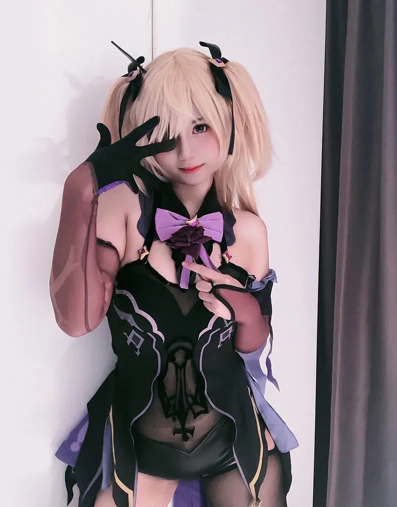 小熊奈奈角色写真风格作品整理 浅色双马尾搭配黑紫色角色服装的cosplay造型照片