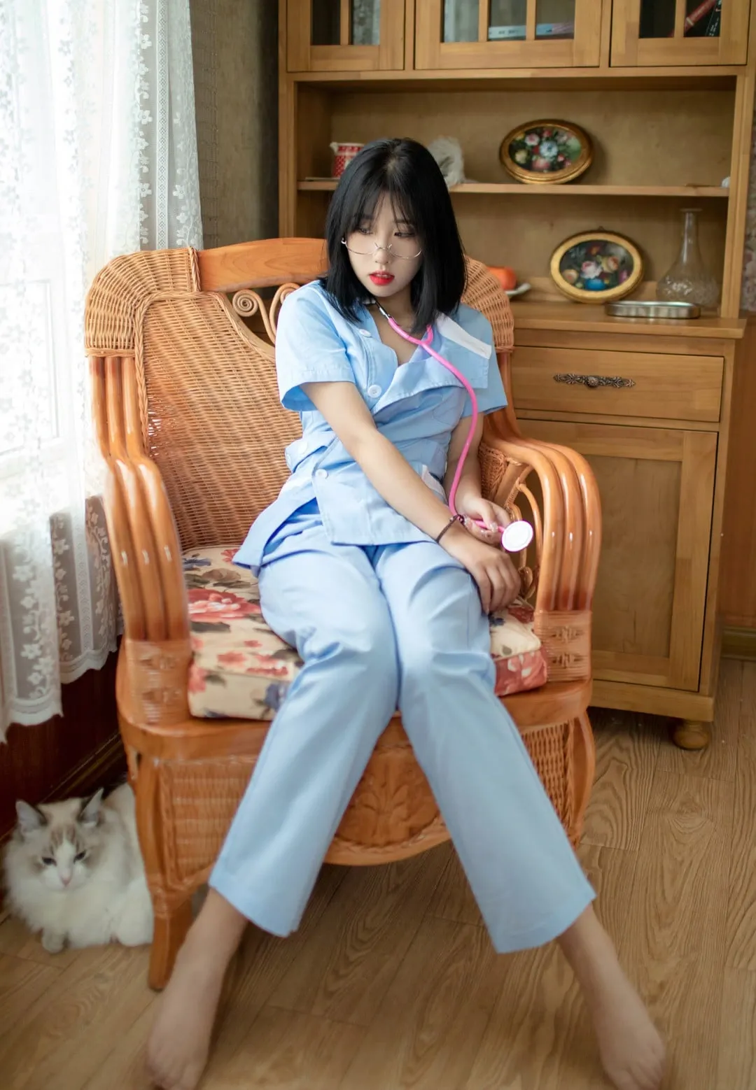 会拍照的咔咔制服角色专题 浅蓝制服人物坐在藤椅上，左侧窗光照入暖木色室内