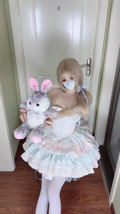 一口白桃七cosplay视觉风格作品参考 浅色裙装搭配假发和玩偶的角色照片