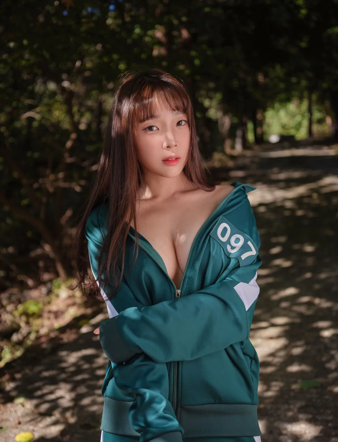 姜仁卿cosplay角色风格作品参考 树林背景中的绿色运动服造型