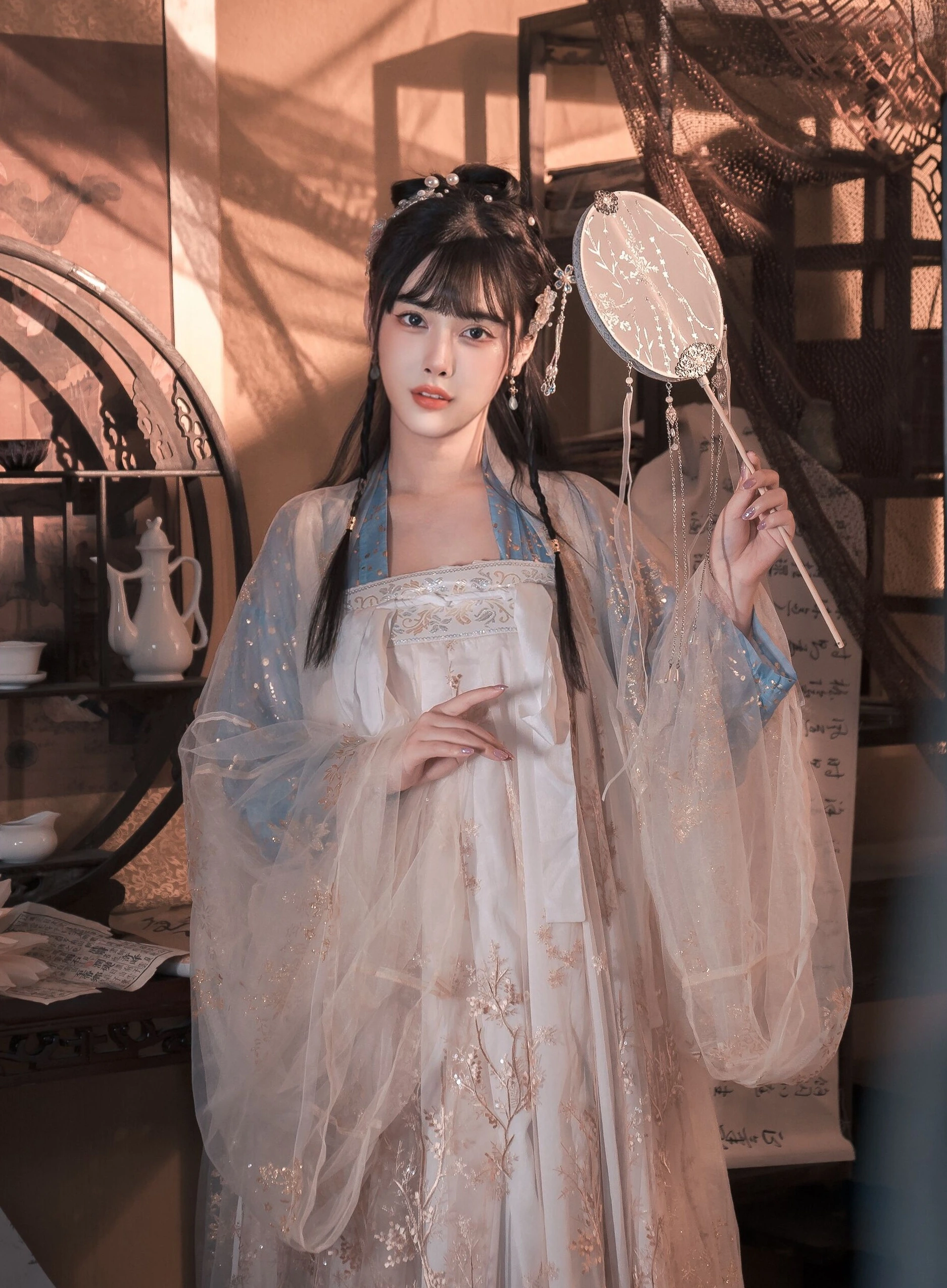 恋恋艾妮汉服写真风格整理 汉服造型人物在古风室内环境中的站立写真