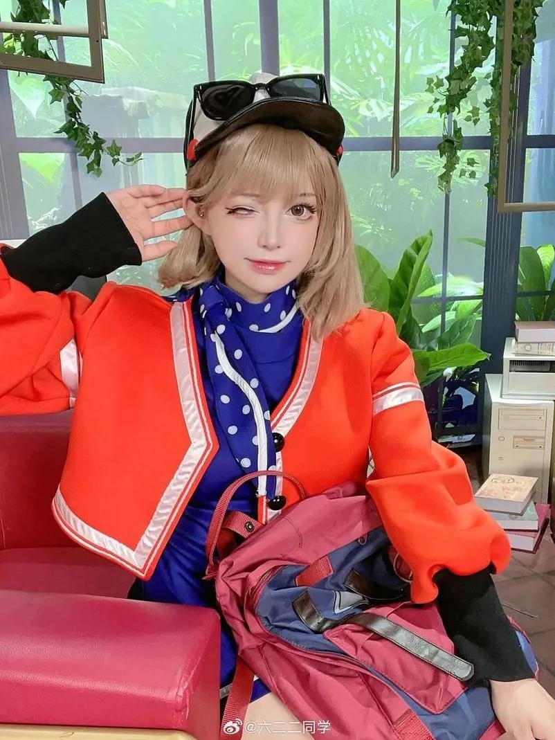 六二二同学角色扮演作品风格参考 红蓝配色服装角色坐姿展示照片