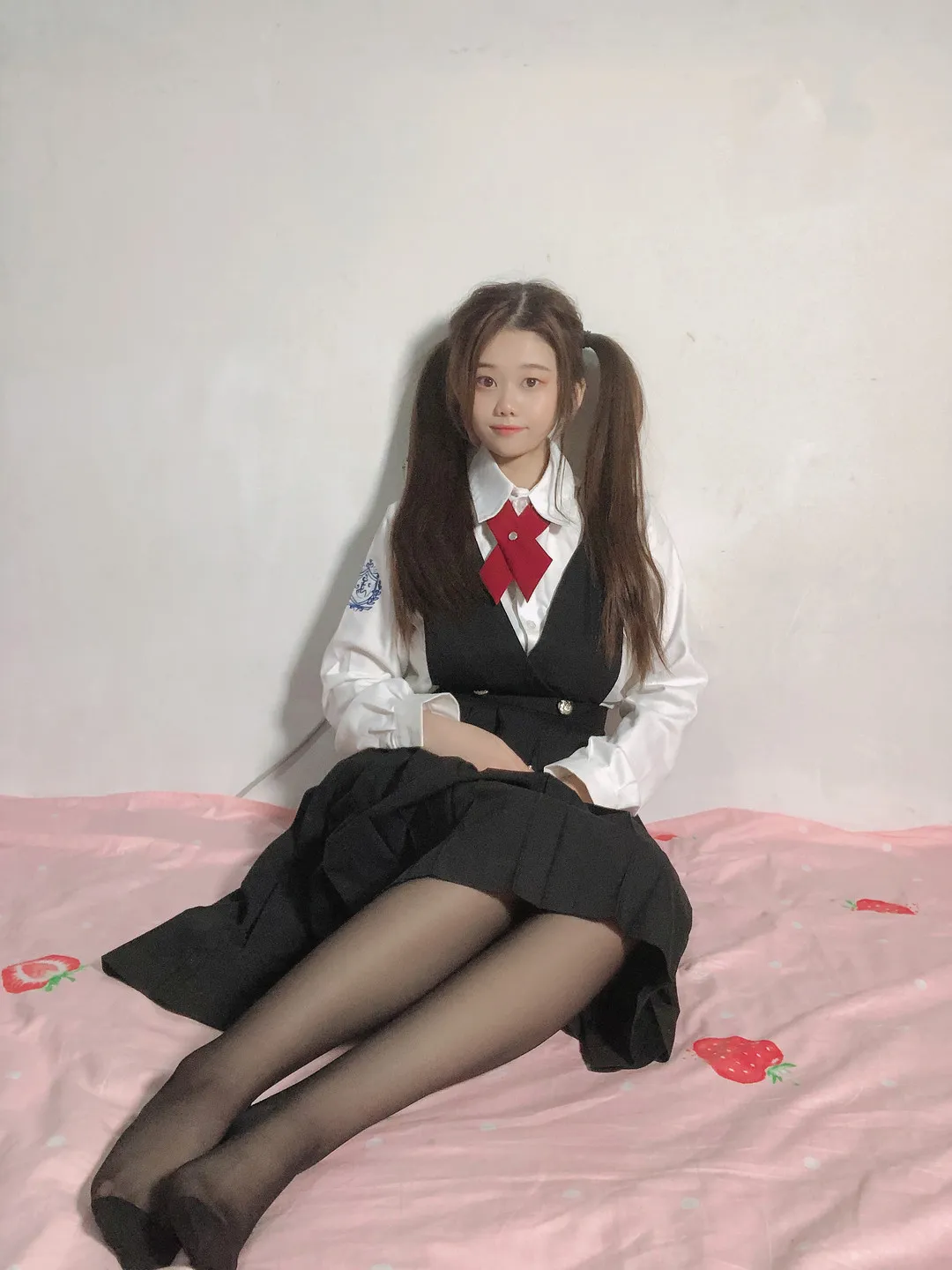 六碗鱼子酱 cosplay 旗袍制服风格作品参考 黑白制服裙装坐姿照片