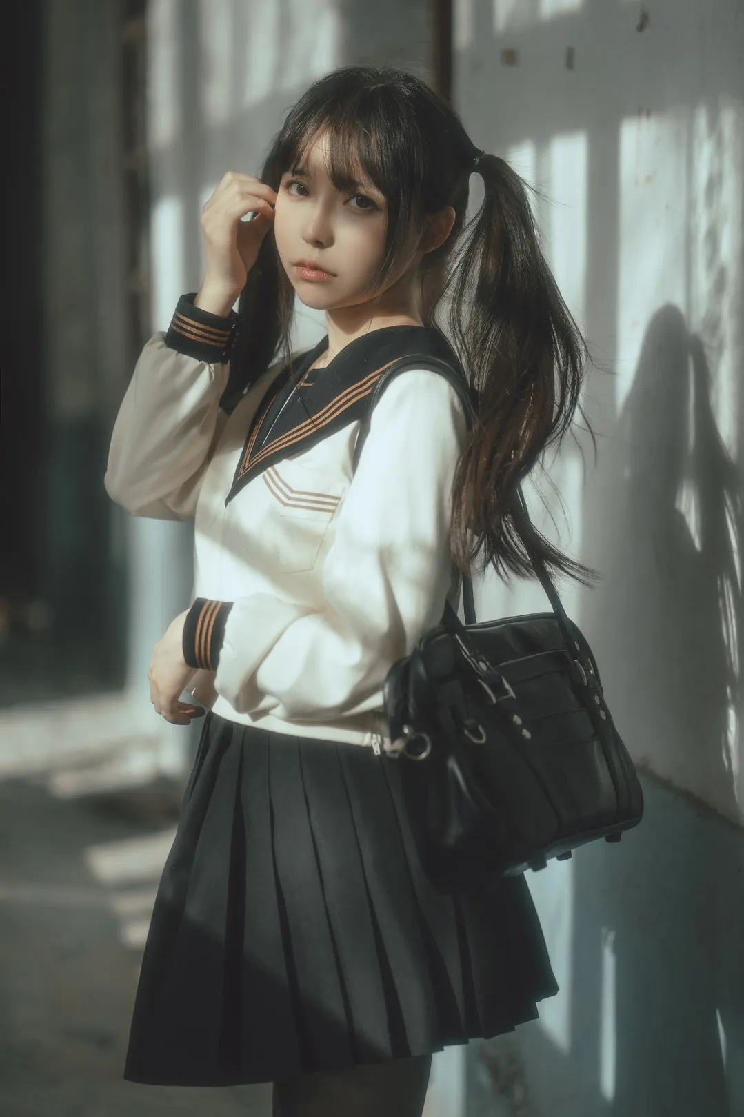 六味帝皇酱 cosplay 角色风格作品整理 黑白制服风格造型站立照片