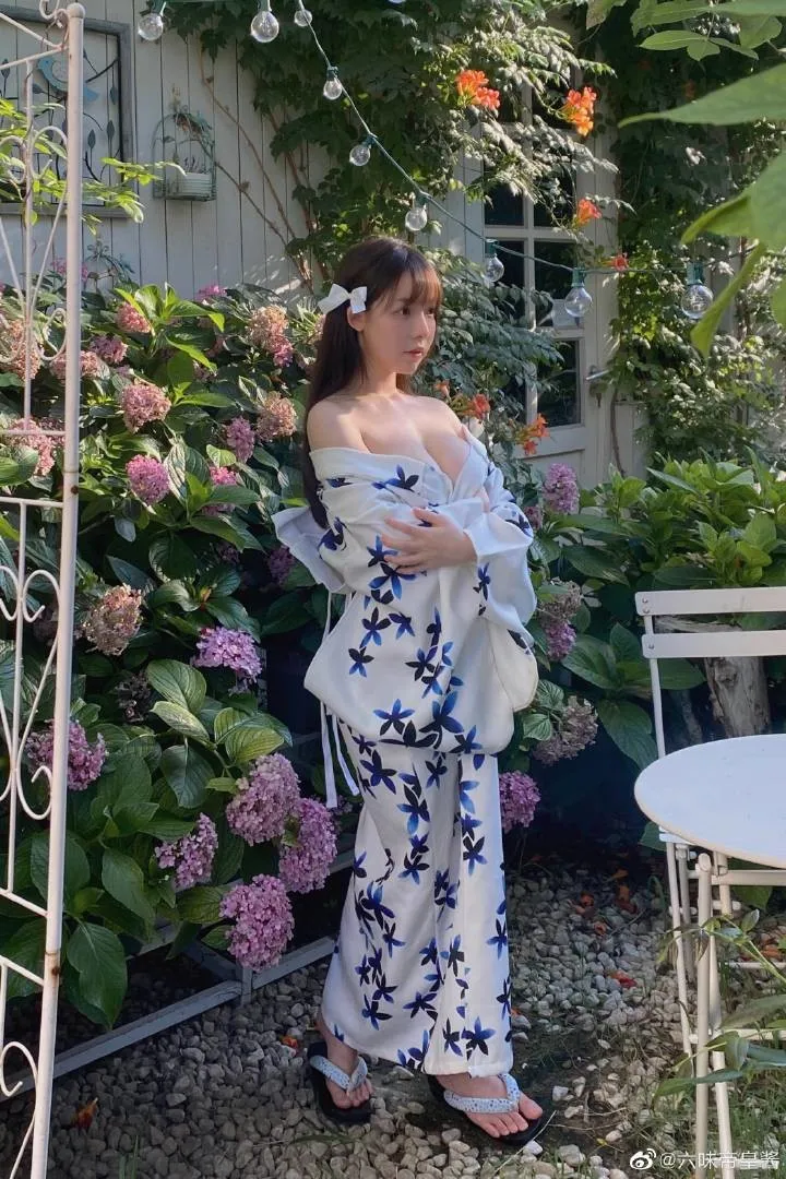 六味帝皇酱 cosplay 角色风格作品整理 花园场景中的白蓝配色服装造型