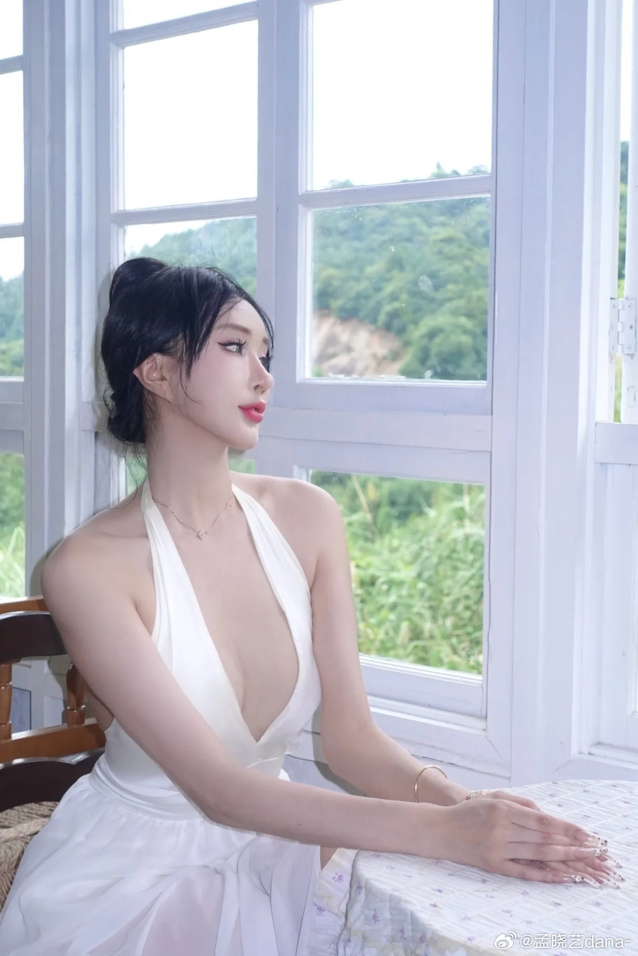 孟晓艺dana cosplay风格作品参考 窗边白色裙装写真，人物侧坐姿态与自然光环境
