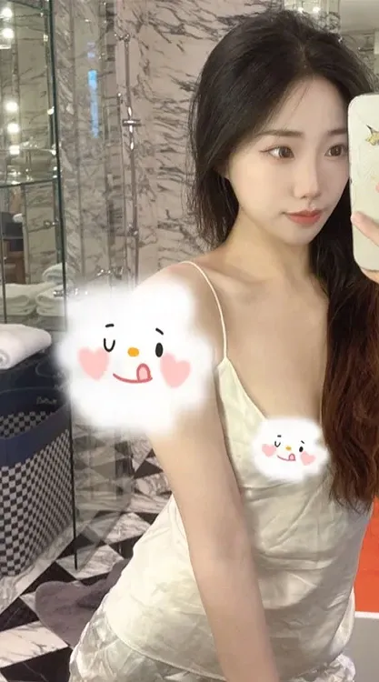 mimi蛋儿 甜美角色写真风格整理 浅色服装与长发造型的室内写真