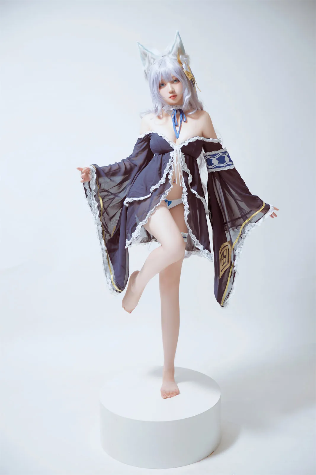 南宫cosplay角色风格作品参考 南宫白发角色造型照片，展示长发与深色服装搭配