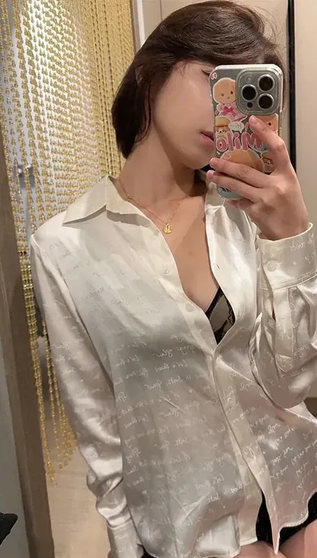 孬子妹写真风格作品参考 白色衬衫造型镜面自拍,人物手持手机拍摄