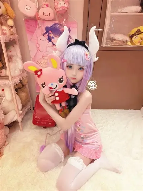 neko酱cosplay视觉风格作品参考 浅色假发与粉色空间中的幻想角色造型