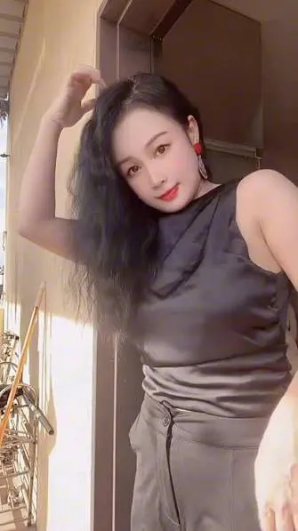 六六小阿姨短发写真风格整理 深色服装与自然光环境下的简约写真