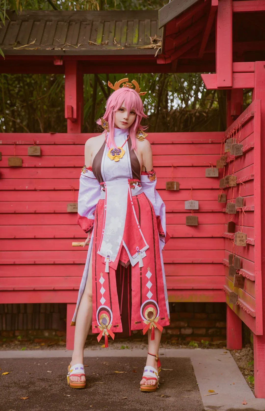 前羽_rr角色写真cosplay作品整理 粉色角色服装与红色场景搭配
