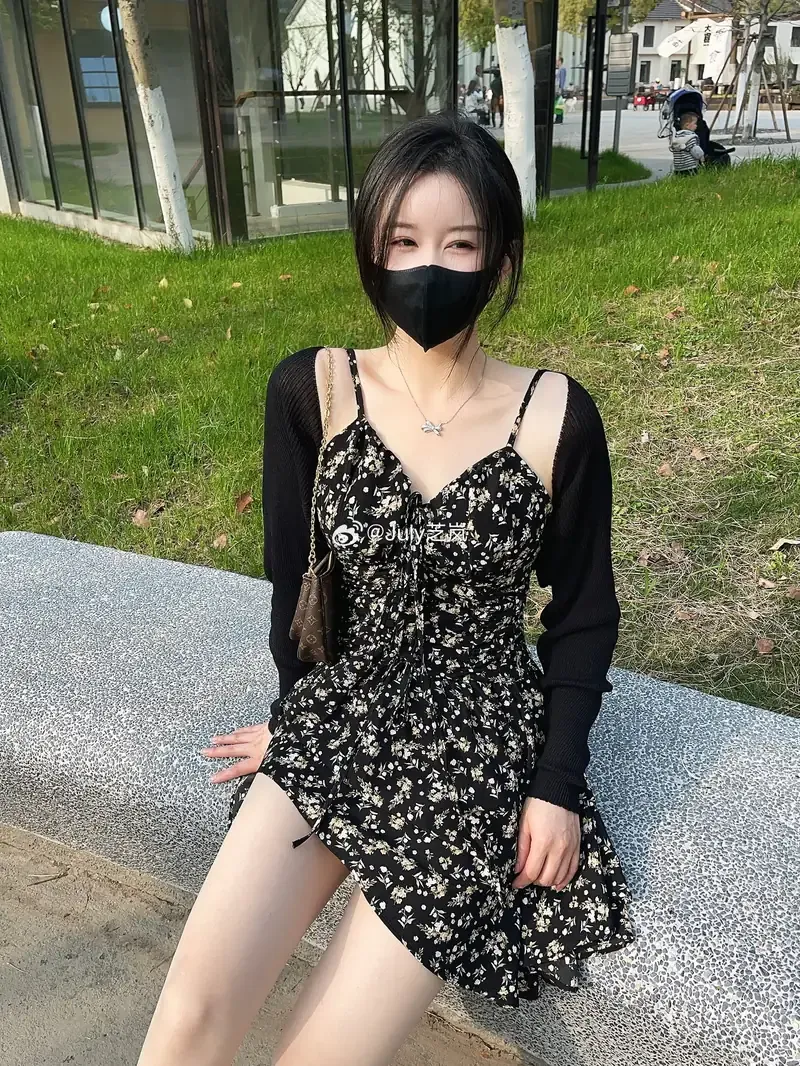 July芝岚cosplay视觉风格作品参考 户外环境中的黑色裙装日常风格照片