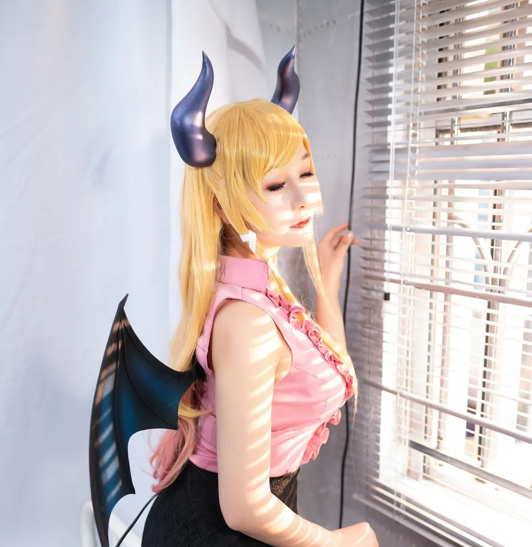 三刀刀Miido cosplay角色风格作品参考 金色假发黑色角饰与粉色服装的幻想角色造型