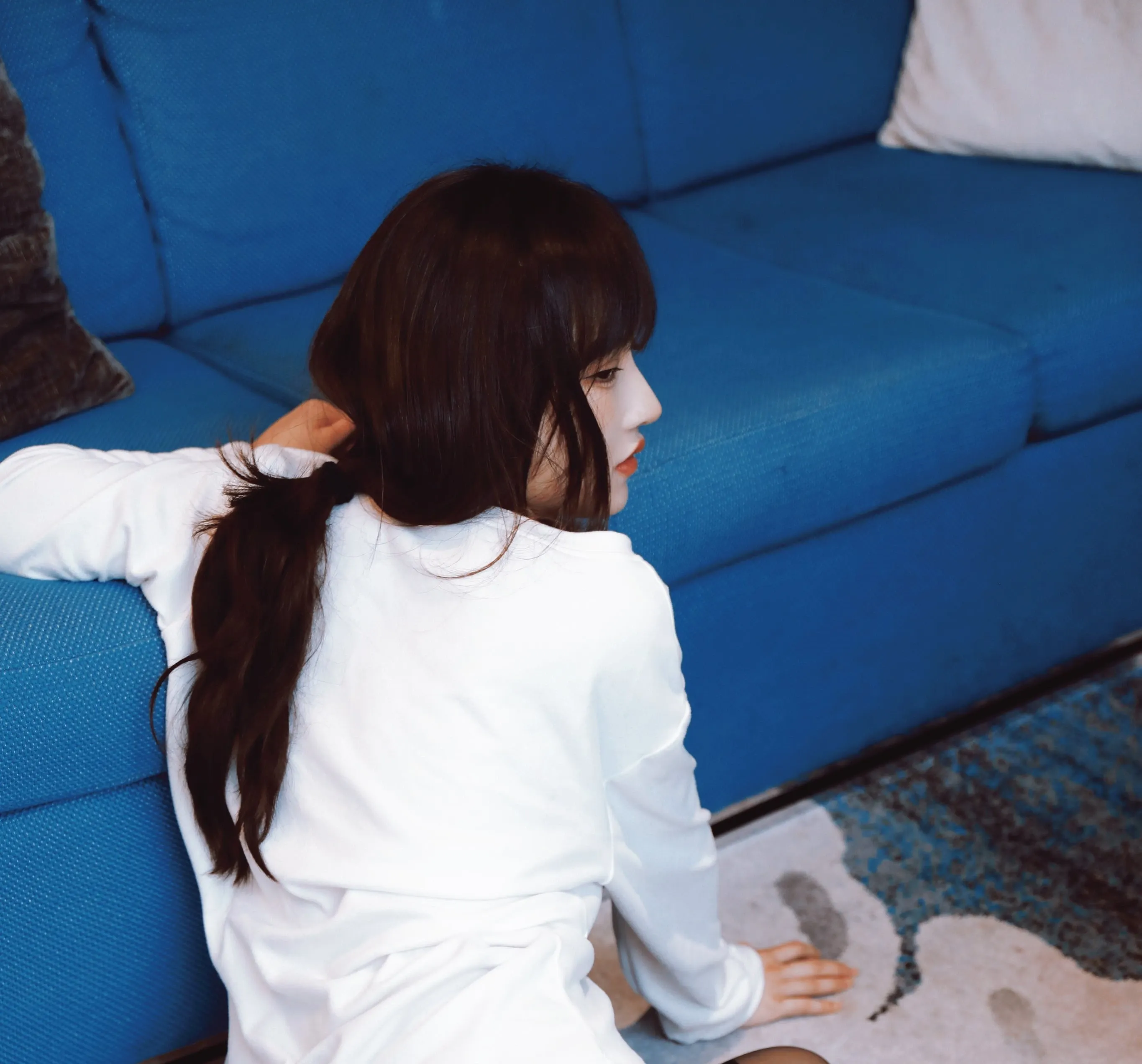 三青叶子cosplay角色写真风格作品整理 白色服装人物坐在深色空间中的室内写真画面