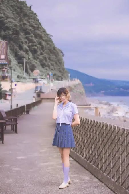 少萝没人爱角色写真风格作品整理 户外道路旁的蓝白制服风角色造型照片
