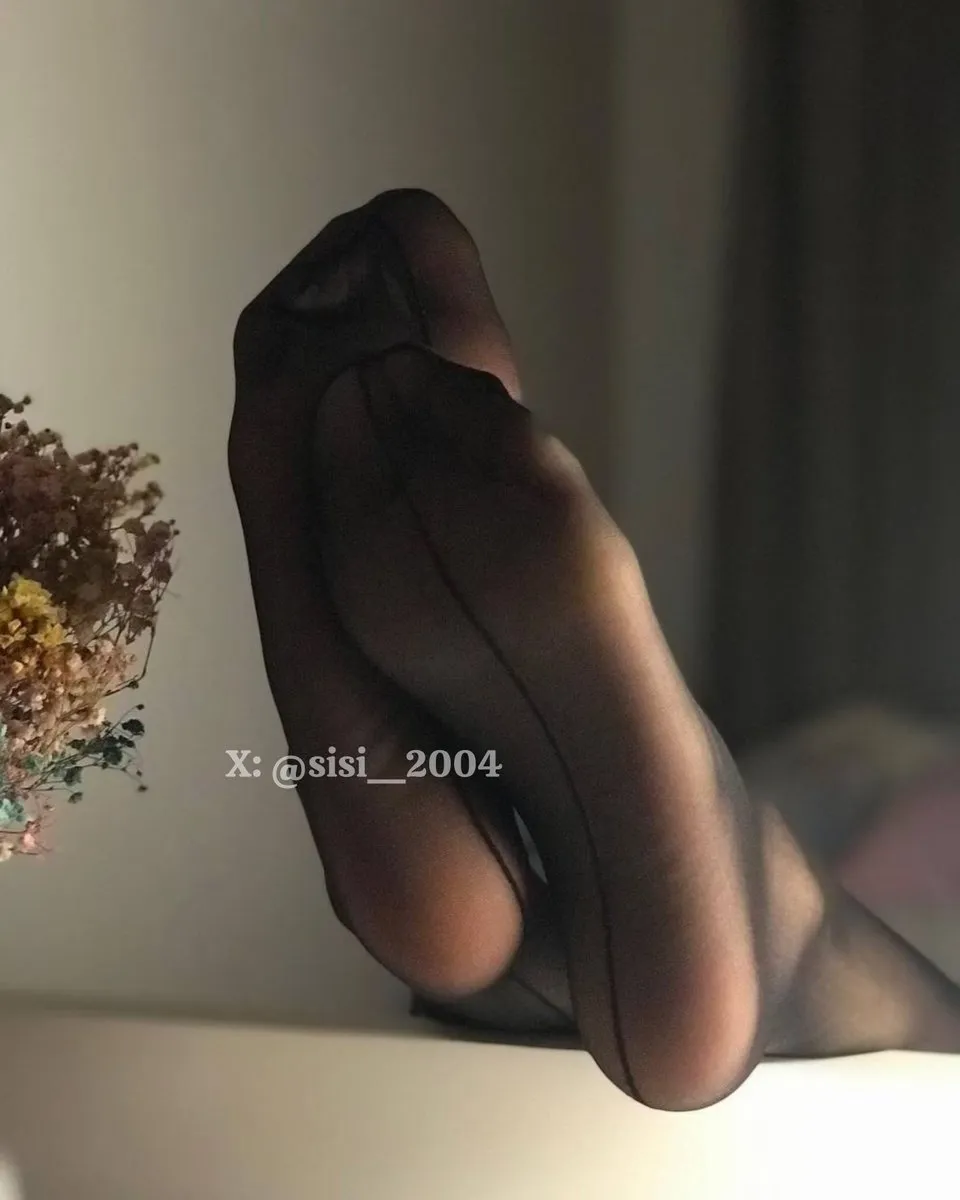 sisi_2024丝丝很暴躁角色风格作品整理 sisi_2024丝丝很暴躁深色服装与长发造型图片