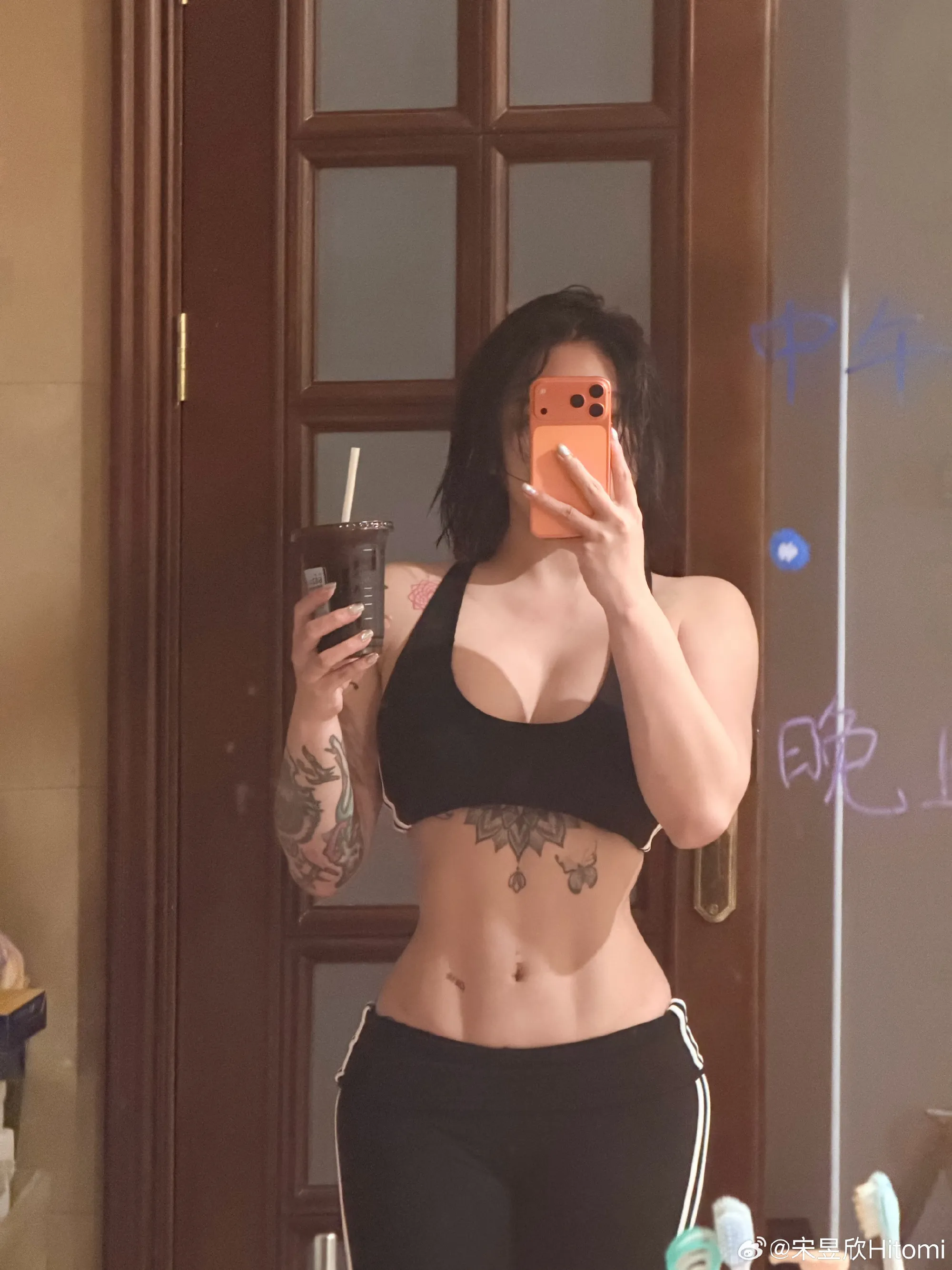 宋昱欣Hitomi写真风格视觉导读 黑色服装人物在镜子前拍摄的室内照片
