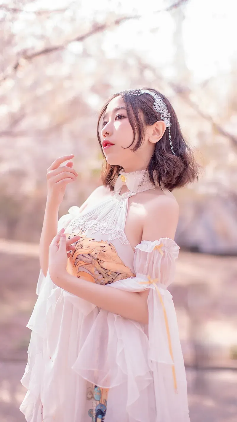 塔塔_Lo1iTa角色扮演风格作品参考 白色服装角色扮演照片,人物佩戴发饰并呈现浅色造型风格