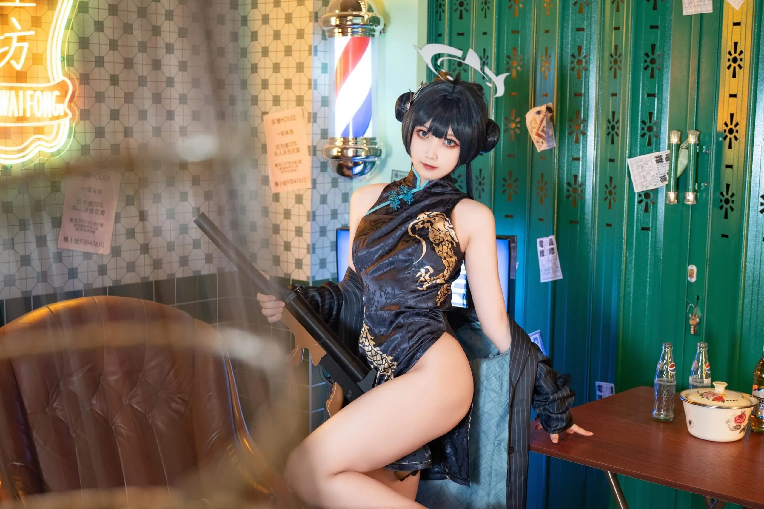 小和甜酒cosplay角色风格图集导读 黑色东方风服装角色室内场景写真