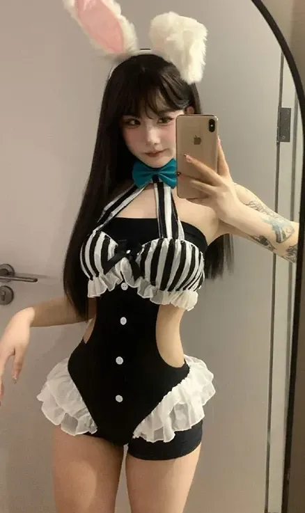 小蒋姐姐角色写真风格作品整理 小蒋姐姐黑白主题服装镜面自拍造型