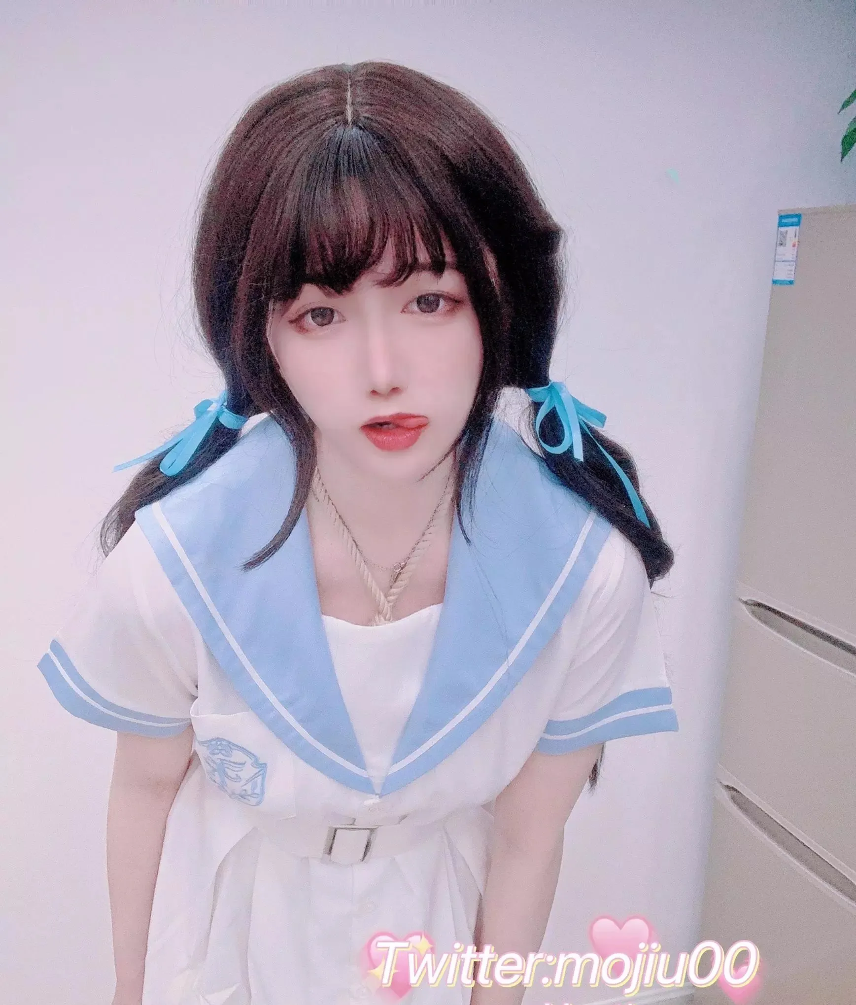 小青茗cosplay角色风格作品参考 日常感角色造型肖像，浅色背景与柔和光线