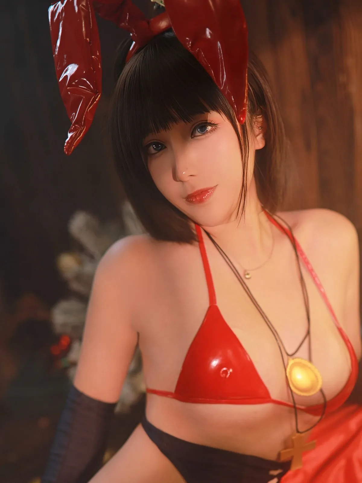 小容仔咕咕咕w cosplay角色写真风格作品整理 红色服装与暗色背景形成对比的角色摄影风格
