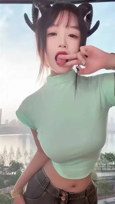 小止很乖甜妹角色写真风格整理 浅色服装搭配室内背景的角色风格照片