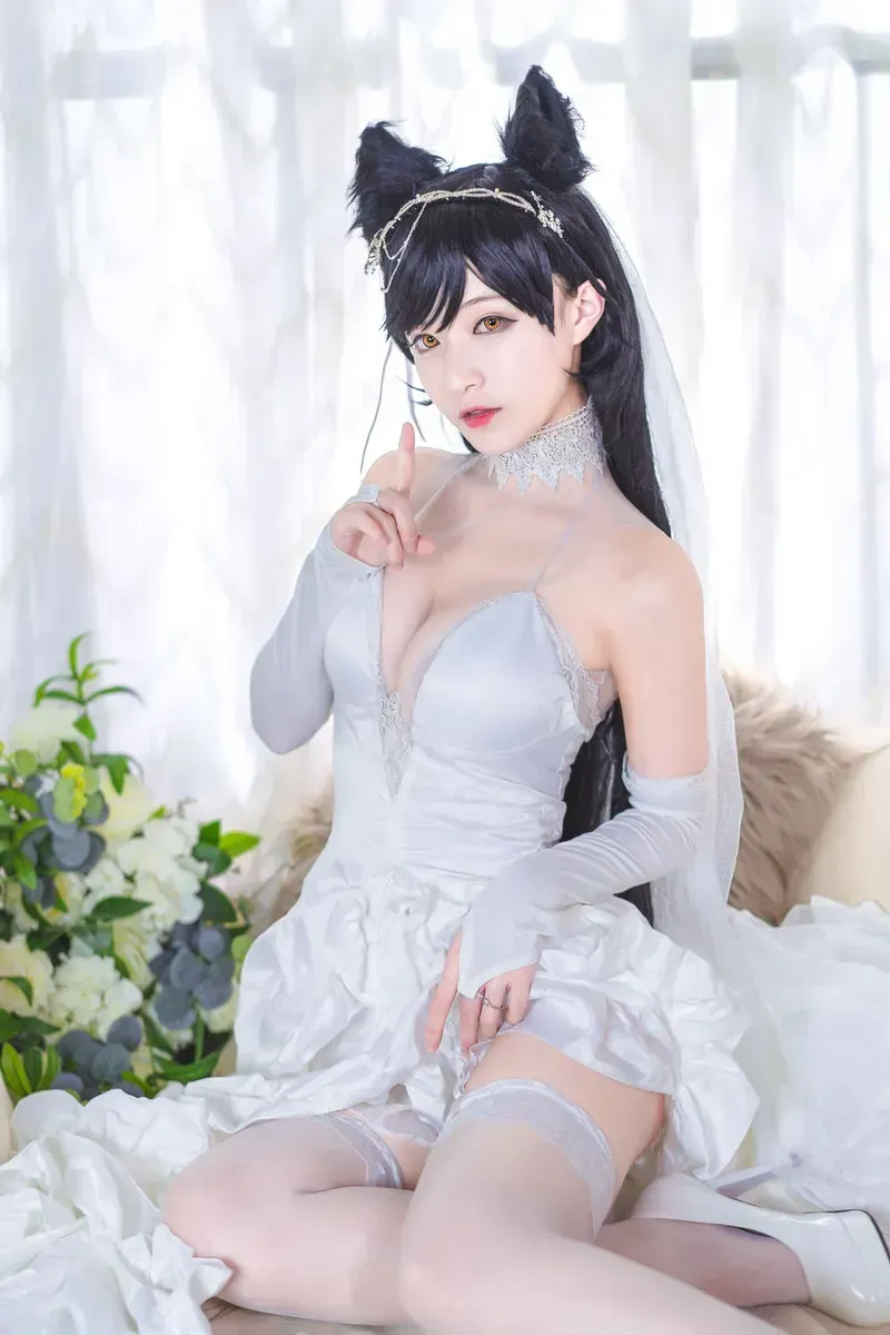 一千只猫薄禾cosplay角色风格作品参考 黑发猫耳装饰与白色服装的角色造型