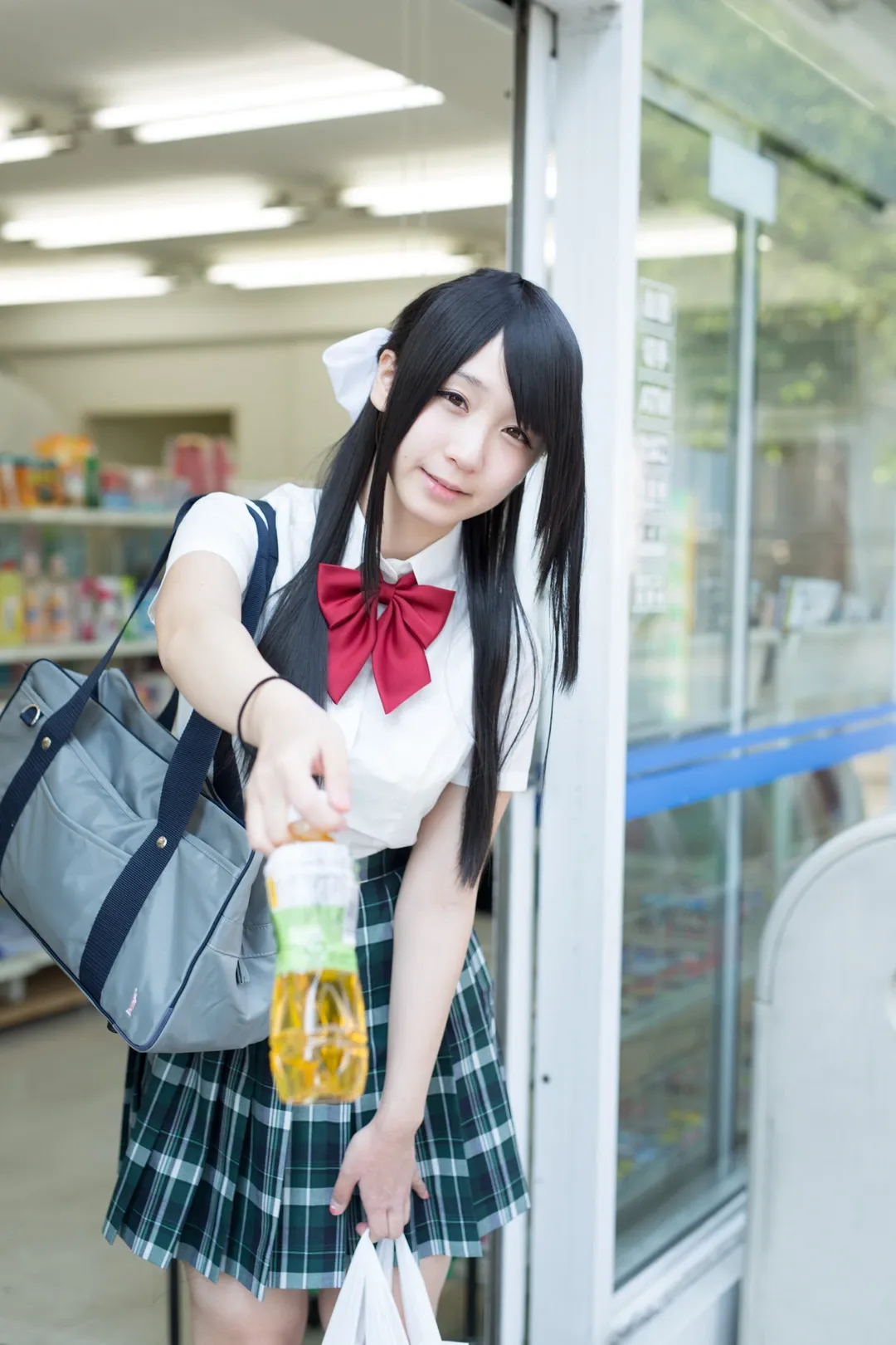 伊織もえ cosplay制服与角色造型专题参考 伊織もえ黑色长发配白衬衣红领结和深色格纹裙站在商店入口