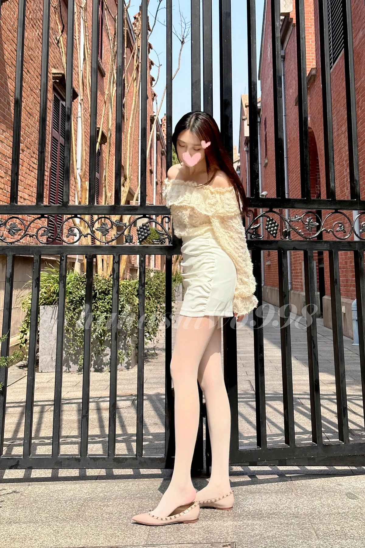 一只哈比猪角色写真风格作品介绍 浅色服装搭配长发造型的户外人物照片