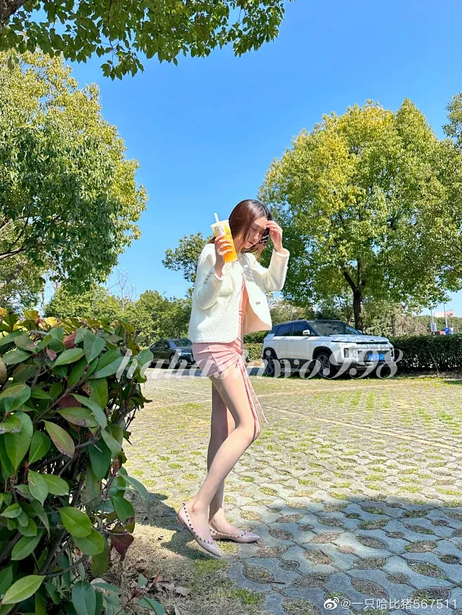 一只哈比猪角色写真风格作品介绍 户外环境中浅色外套搭配短裙的造型照片