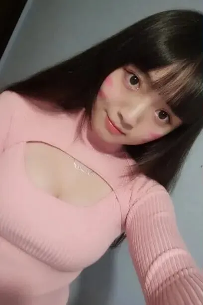 一只云烧角色风格写真作品整理 粉色服装搭配长发的室内自拍照片