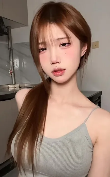 yoke角色写真风格作品整理 棕色头发与浅色服装的人像照片