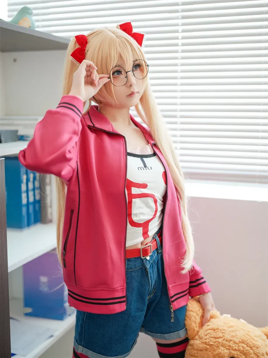 幼水铃衣Cosplay角色造型风格作品整理 粉色外套搭配金色假发的角色造型照片