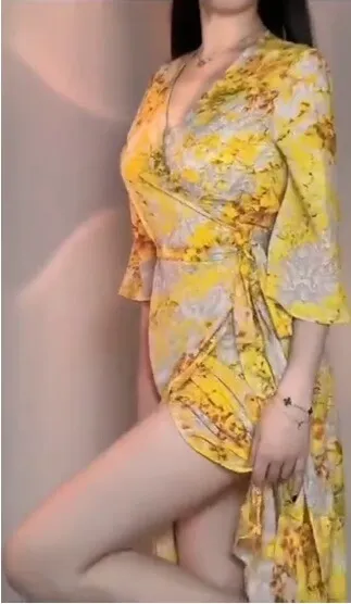 御女茉莉(嗲茉)cosplay视觉风格作品参考 黄色印花服装造型,长发搭配裙装风格,室内拍摄姿态