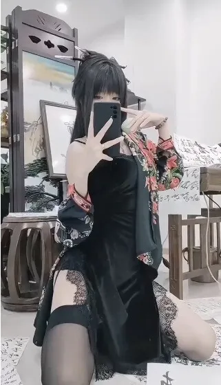 御女茉莉(嗲茉)cosplay视觉风格作品参考 黑色服装造型，室内环境拍摄，暗色配色风格