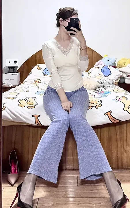 余珠珠港风复古角色写真作品参考 浅色上衣与宽松长裤的镜面室内造型照片