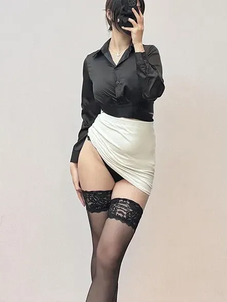 余珠珠港风复古角色写真作品参考 黑色衬衫白色裙装搭配长袜的室内造型照片