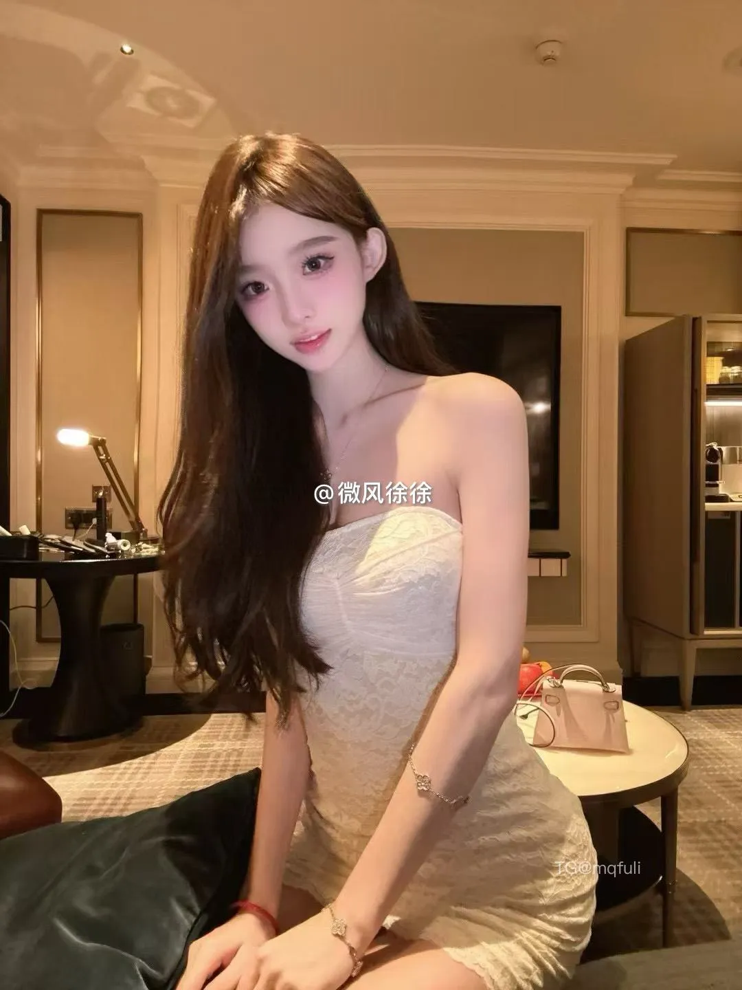 崽崽nana写真风格视觉导读 长发人物室内写真,暖色灯光环境下的浅色服装造型