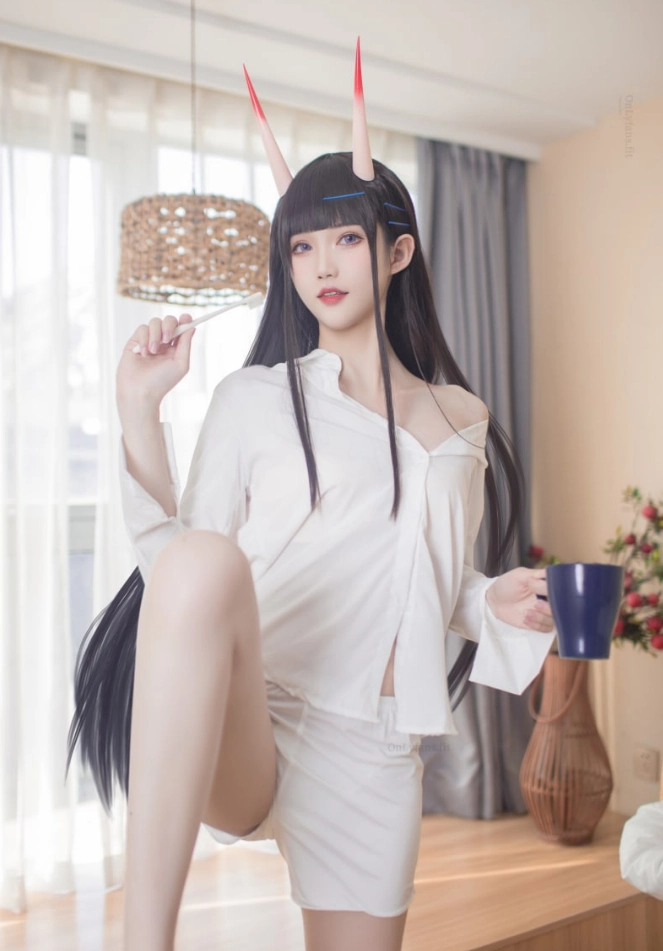 花兮_honoka头戴红白尖角身穿白色长袖衬衫抬腿手拿水杯