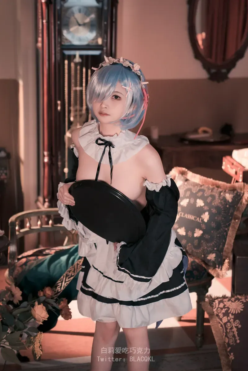 白莉爱吃巧克力cosplay角色写真风格作品参考 黑白女仆风格服装与浅色短发角色造型写真