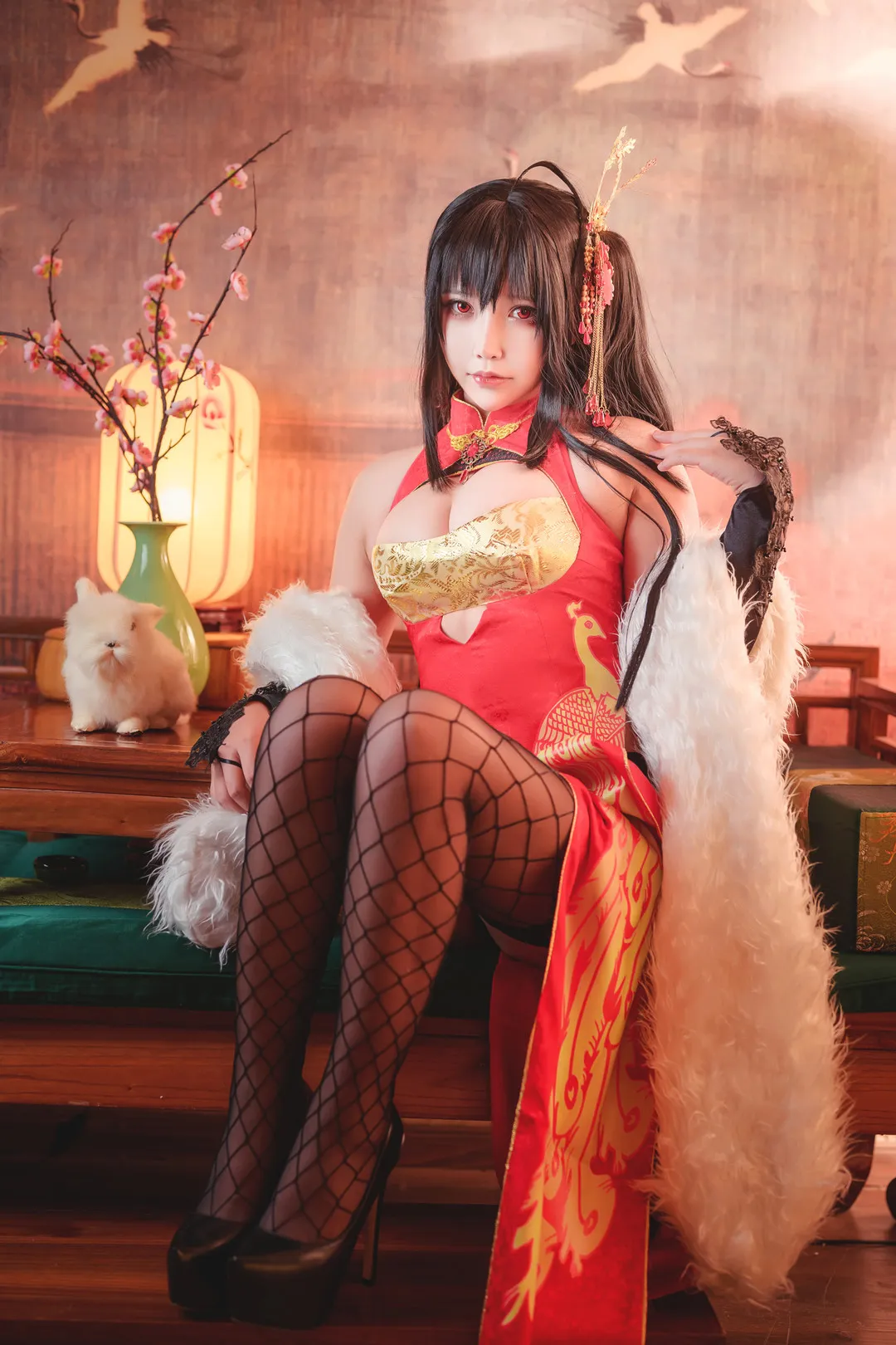 抱走莫子aa cosplay角色风格作品参考 红色东方风格服装搭配黑色长发与室内场景的角色造型照片