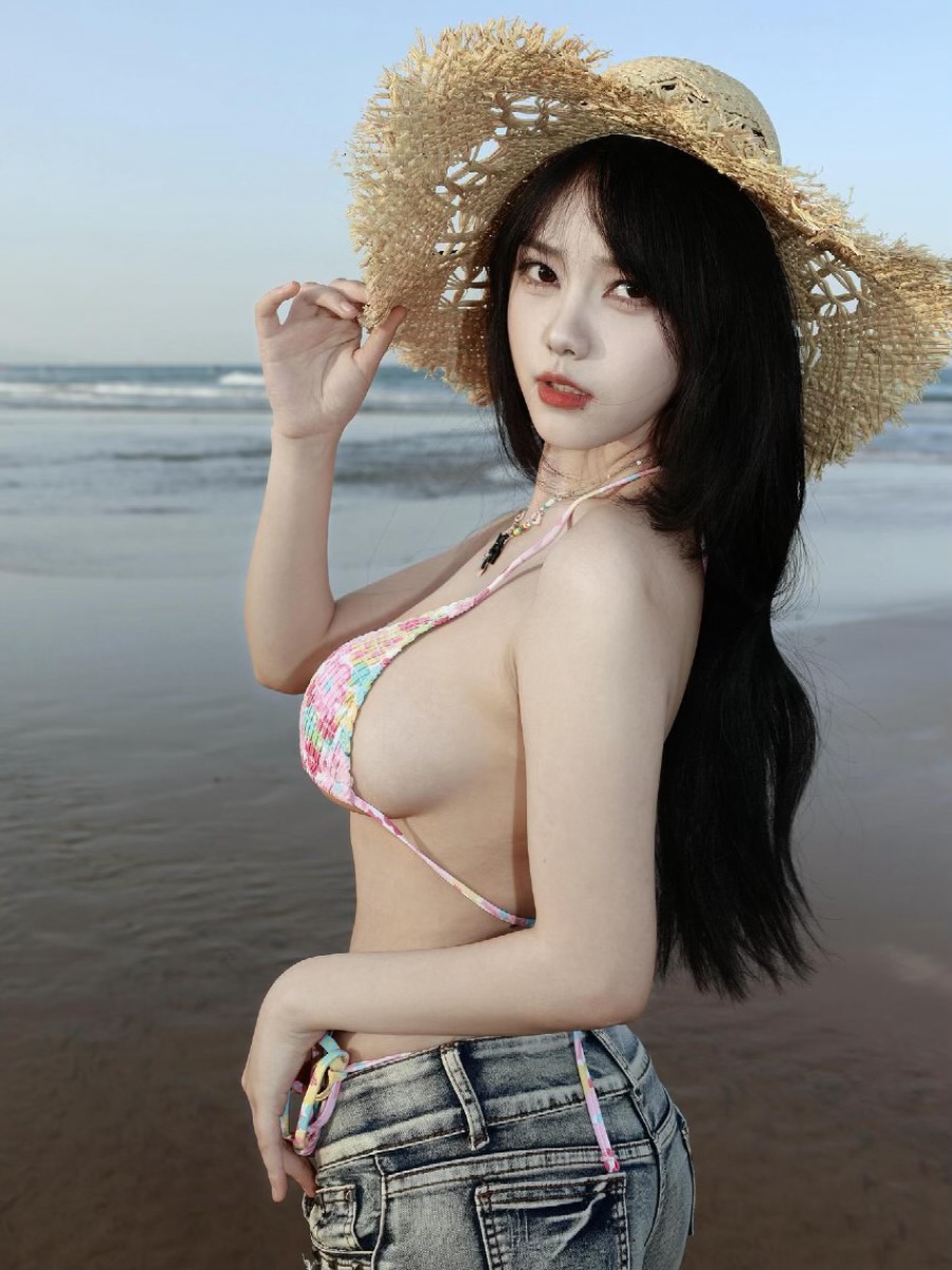 抖音琳铛cosplay风格作品参考 海边草帽服装与侧身姿态写真照片