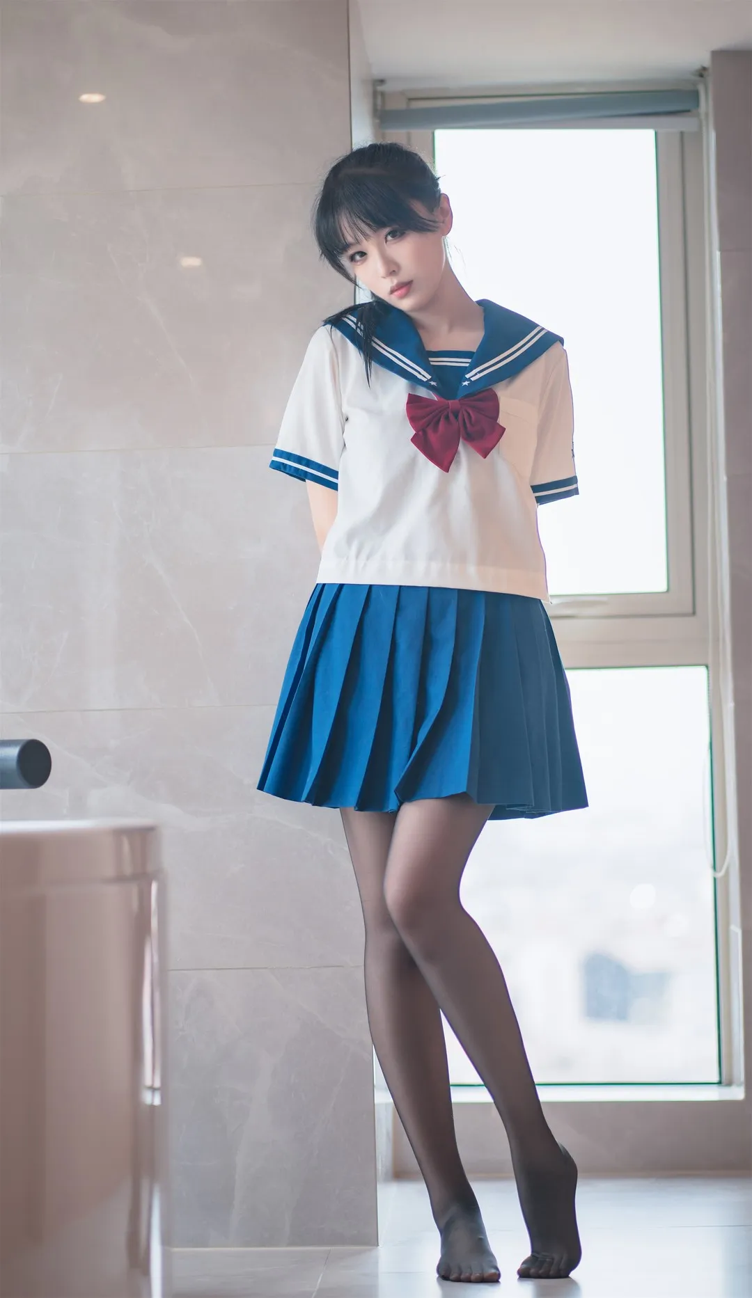 轩萧学姐身着白色短袖衬衫与蓝色百褶裙的校园制服站姿写真