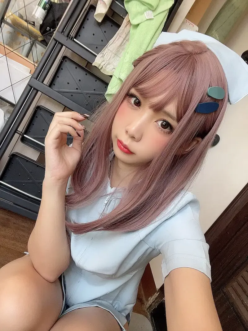 萌芽儿o0身穿浅蓝立领护士制服在室内地面盘腿自拍
