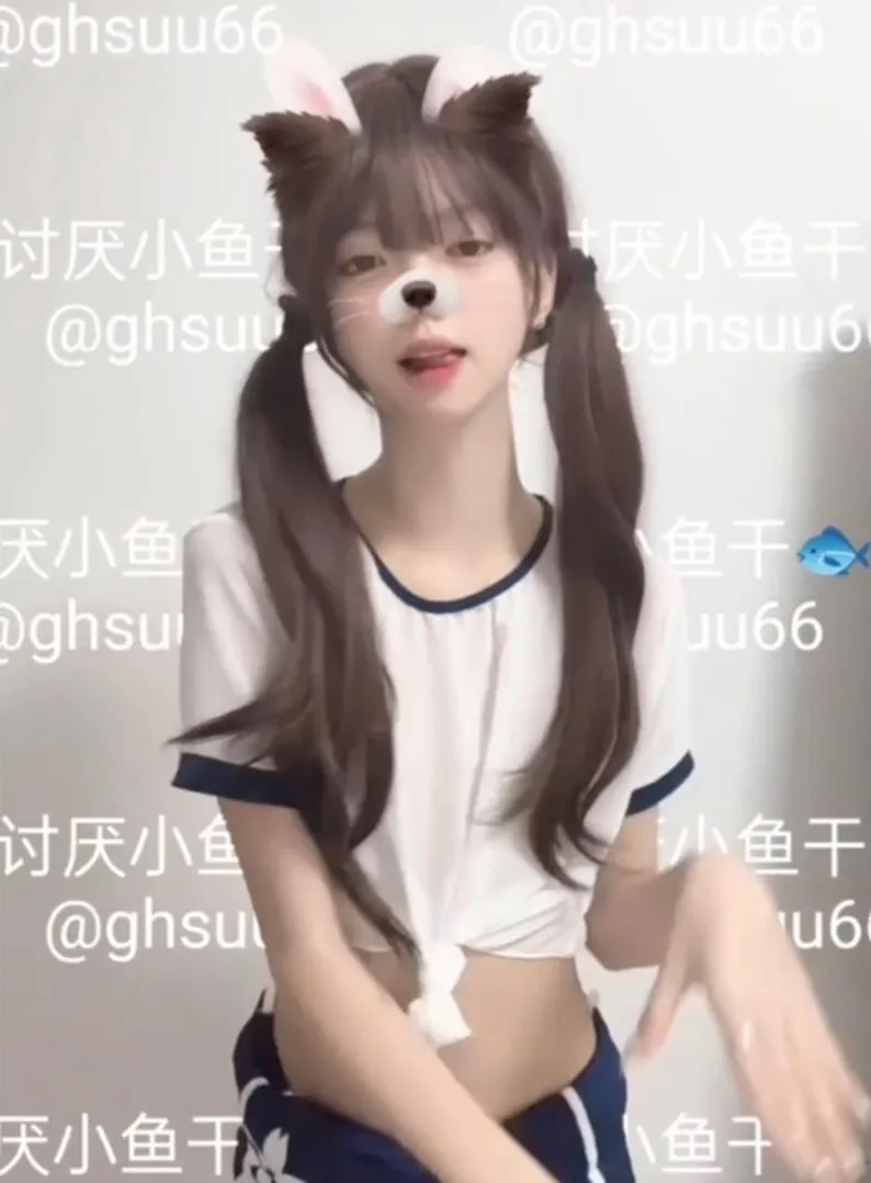 讨厌小鱼干身穿白底蓝边短袖上衣扎双马尾侧身站立